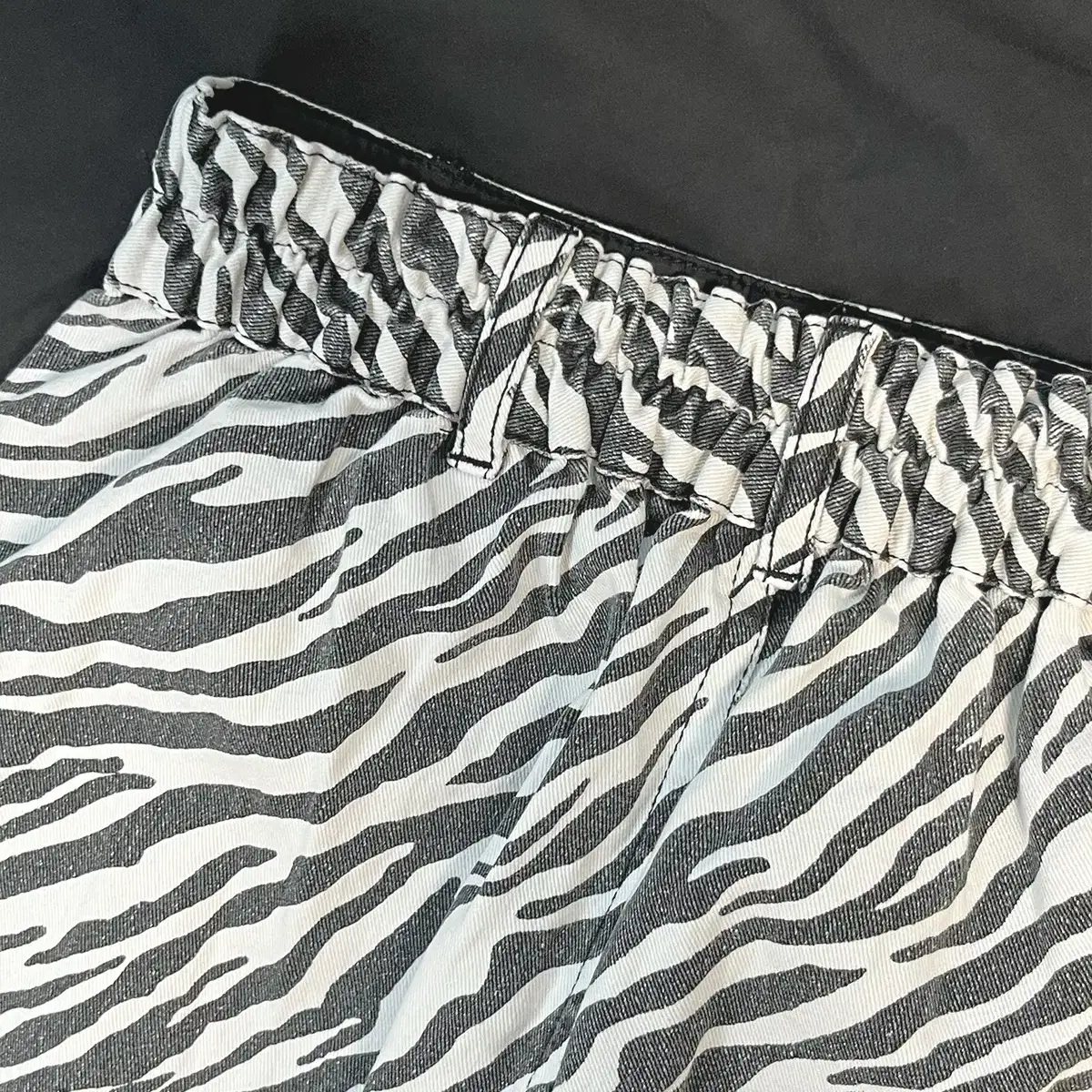 ZEBRA ZIP DETAIL SKIRT