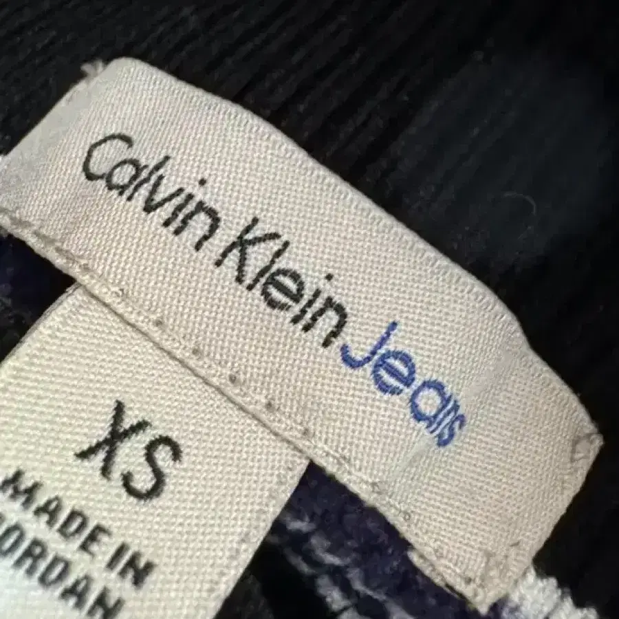 Calvin Klein Jeans 반폴라 어깨트임 스트라이프 블랙 니트