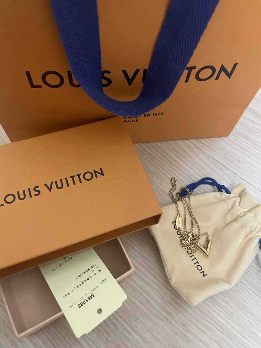 Louis Vuitton Essential V Necklace