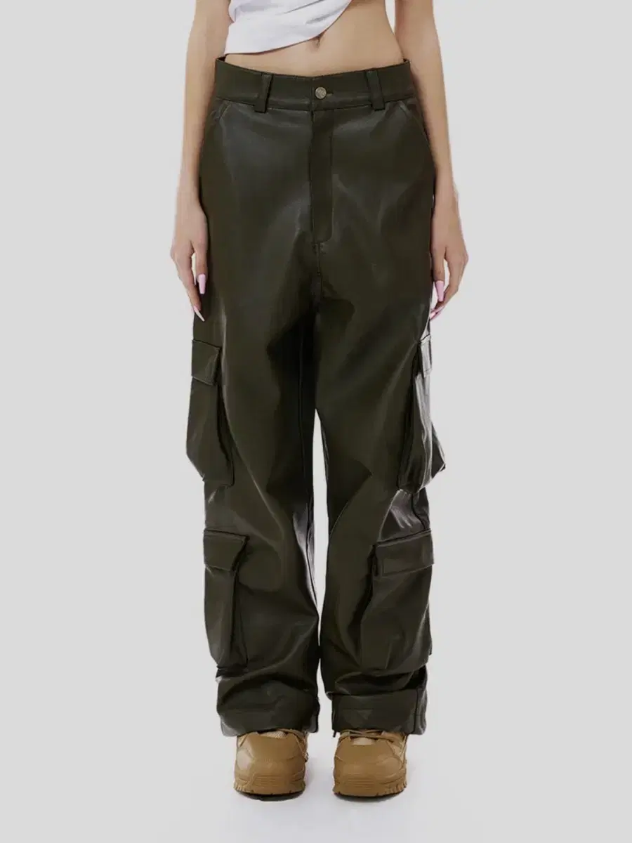 (Taupo) Leey Leather Cargo Wide-leg Pants in Leather