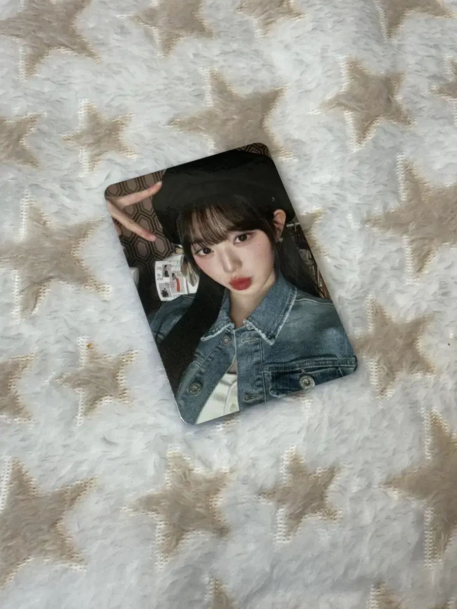 Sources ) ive Magazine tc wonyoung sell wts unreleased photocard with muu