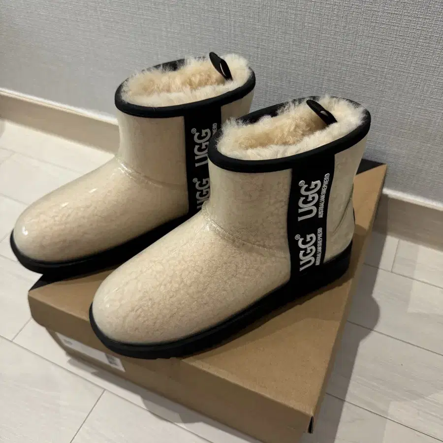 UGG 어그 클래식 클리어 미니 부츠35