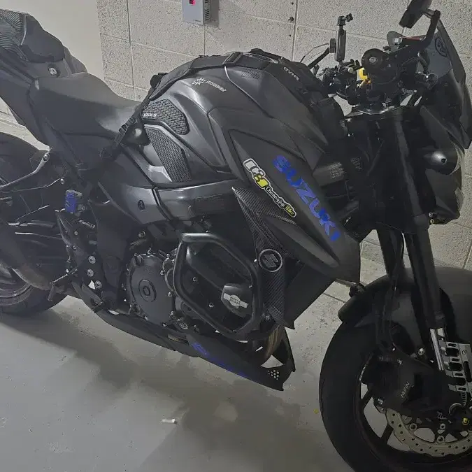 스즈키 gsxs750  18년식팝니다