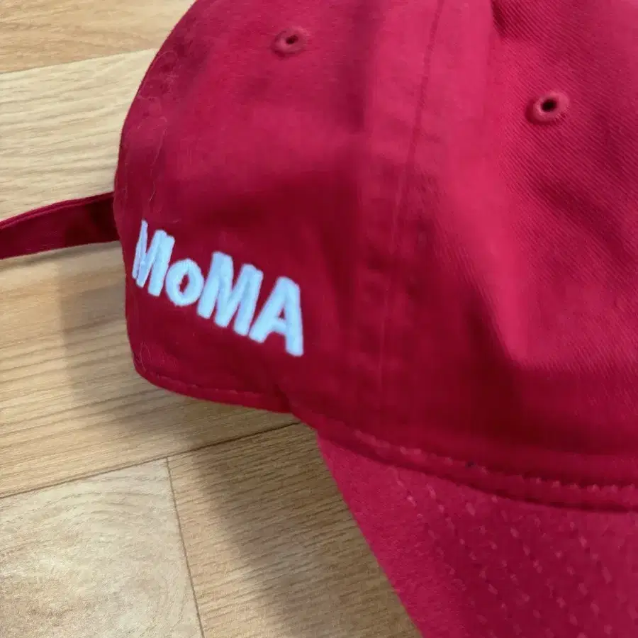 moma 뉴에라 레드볼캡