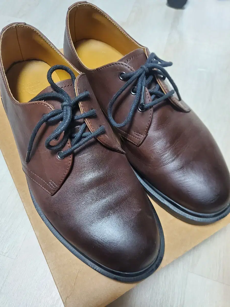 Dr. Martin 1461 3-Hole Brown 270