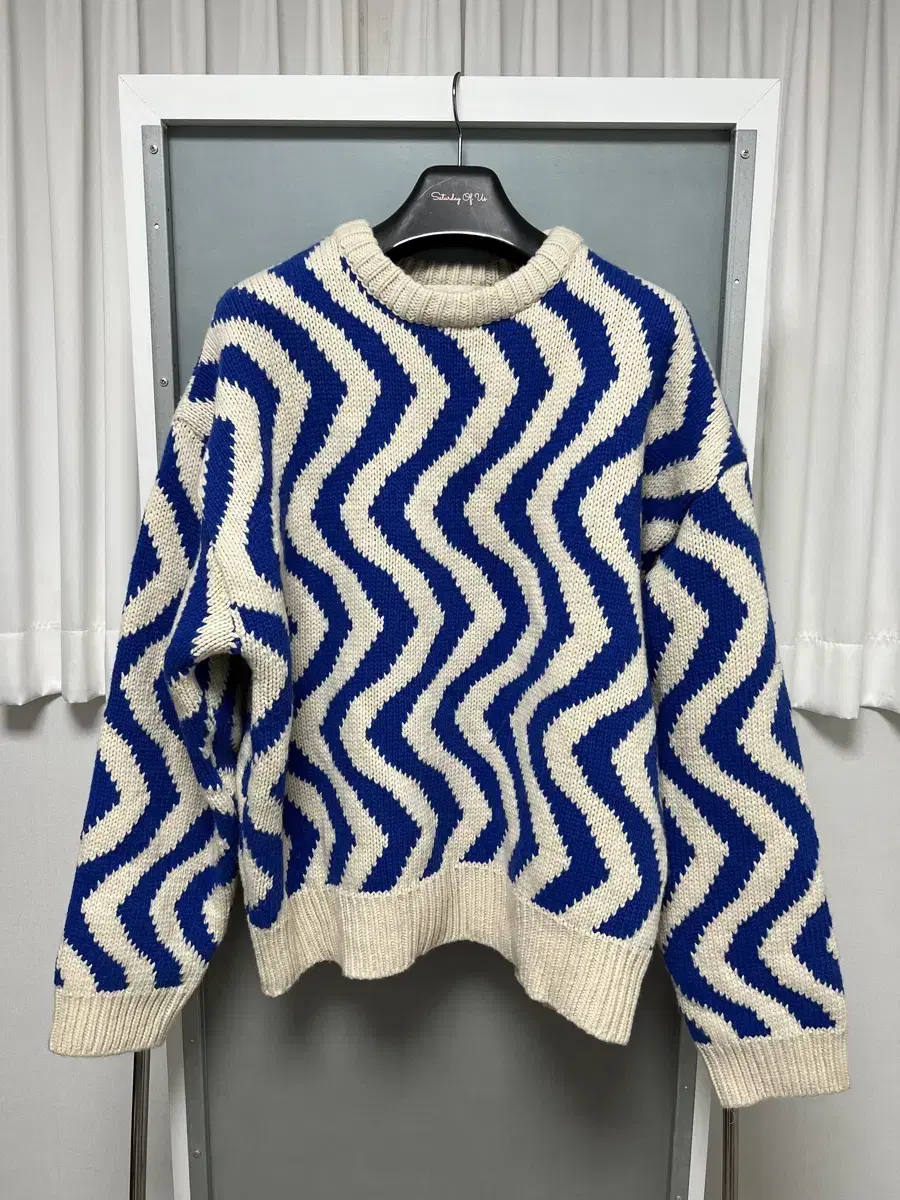 [L] STU Wave Line Jacquard Sweater Blue