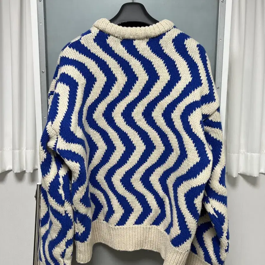 [L] STU Wave Line Jacquard Sweater Blue