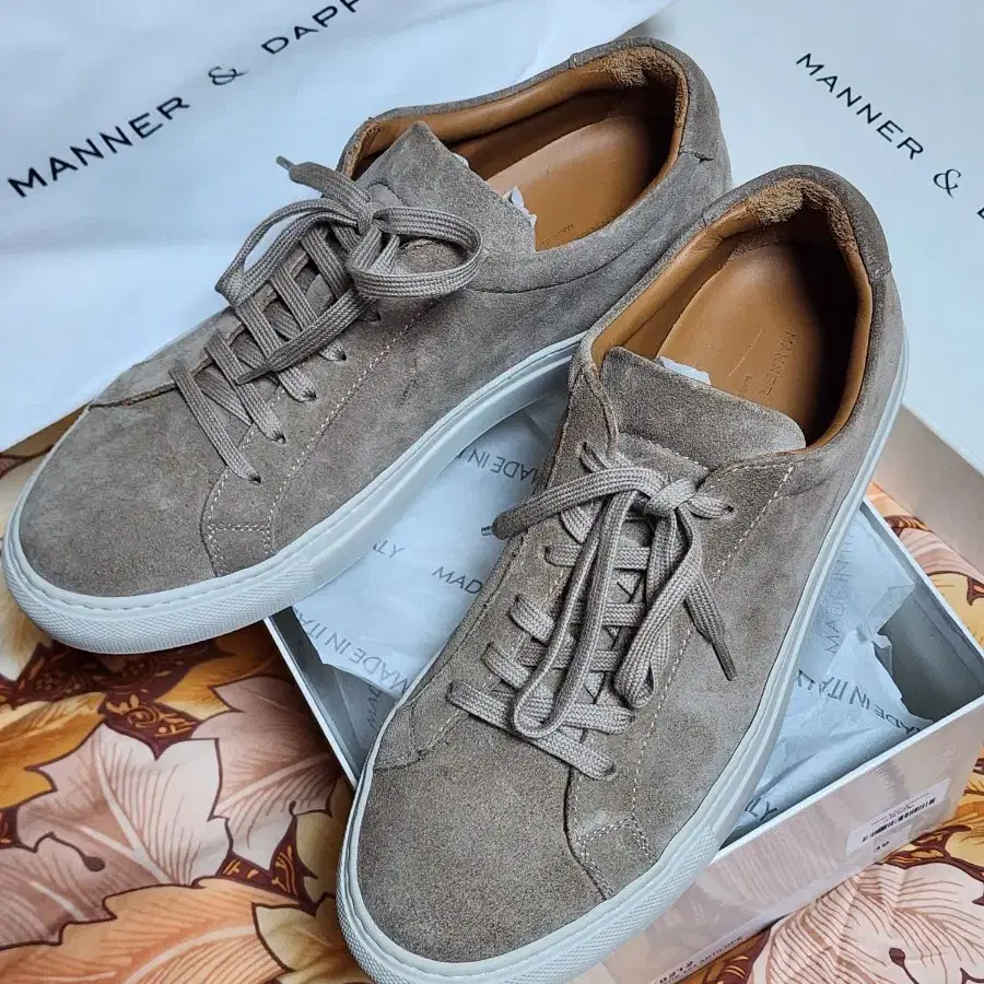 매너앤대퍼 BEIGE SUEDE SNEAKERS