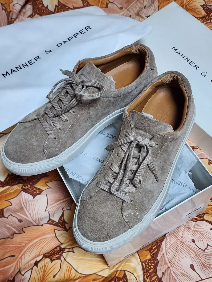 매너앤대퍼 BEIGE SUEDE SNEAKERS