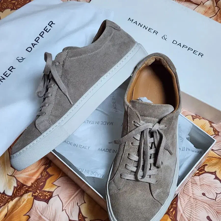 매너앤대퍼 BEIGE SUEDE SNEAKERS