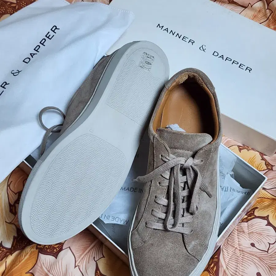 매너앤대퍼 BEIGE SUEDE SNEAKERS