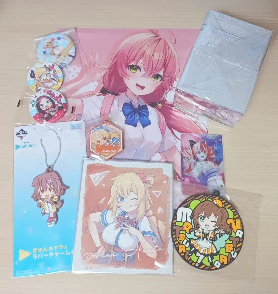 HoloLive merchandise bulk (Schwartz can badges, etc.) 1