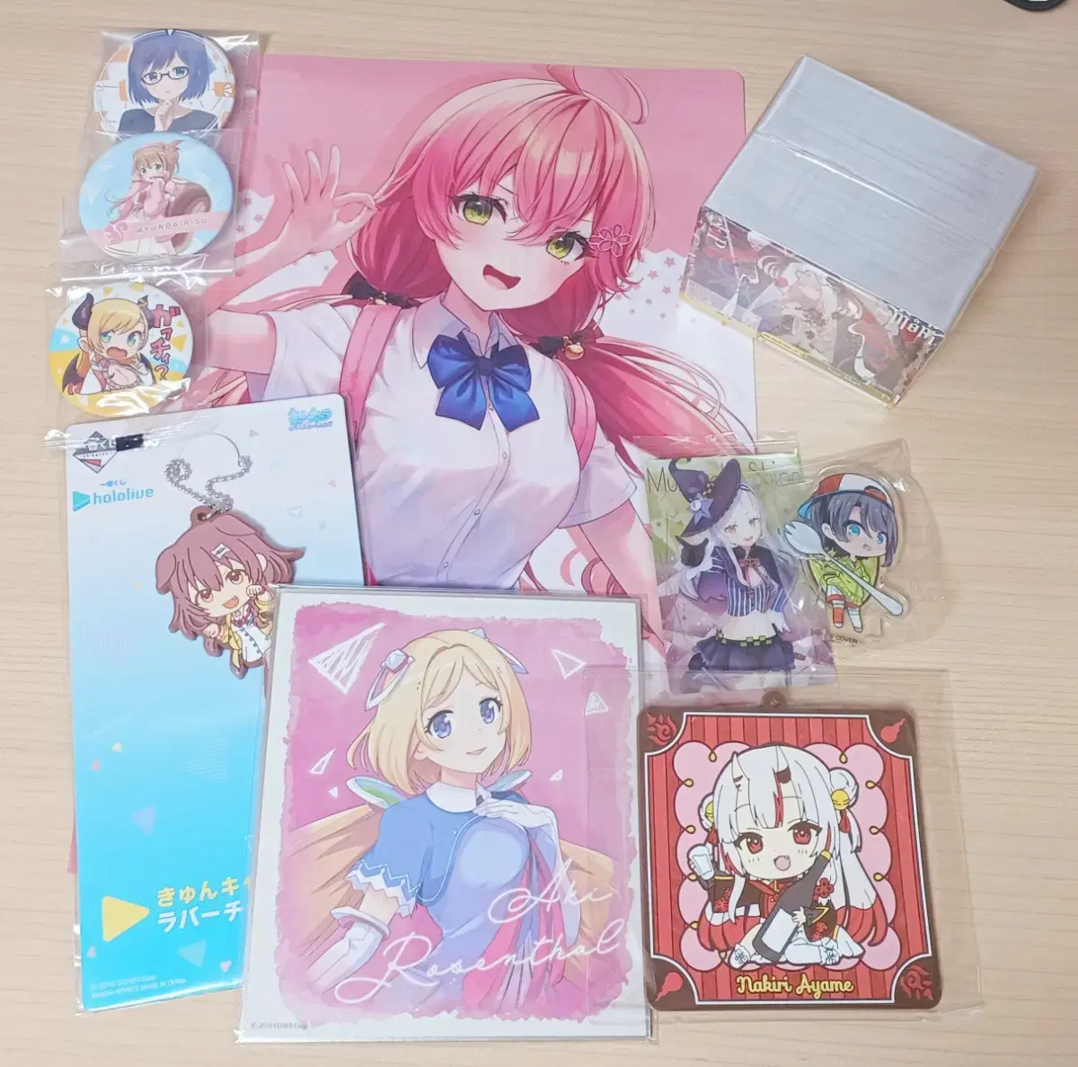 HoloLive merchandise bulk (Schwartz can badges, etc.) 2