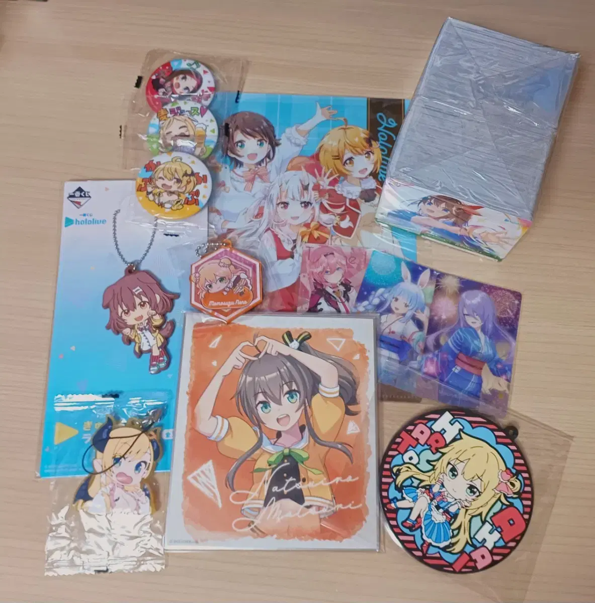 HoloLive merchandise bulk (Schwartz can badges, etc.) 3