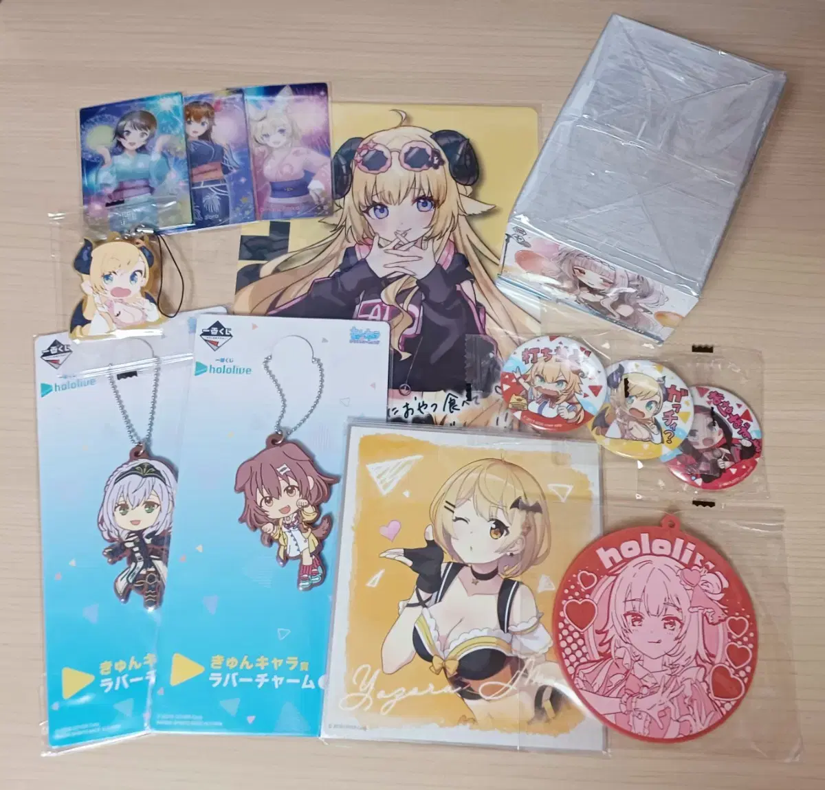 HoloLive merchandise bulk (Schwartz can badges, etc.) 4