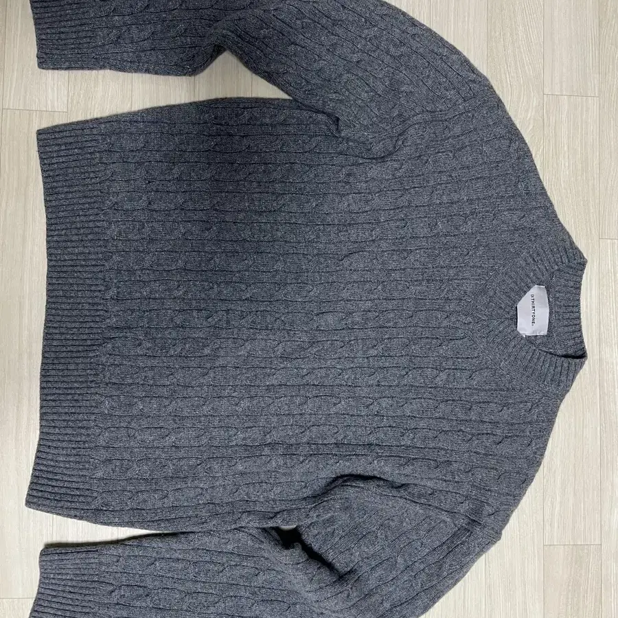 (택포)디써티원 Cable V-neck Wool Sweater 1사이즈