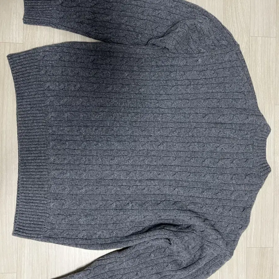 (택포)디써티원 Cable V-neck Wool Sweater 1사이즈