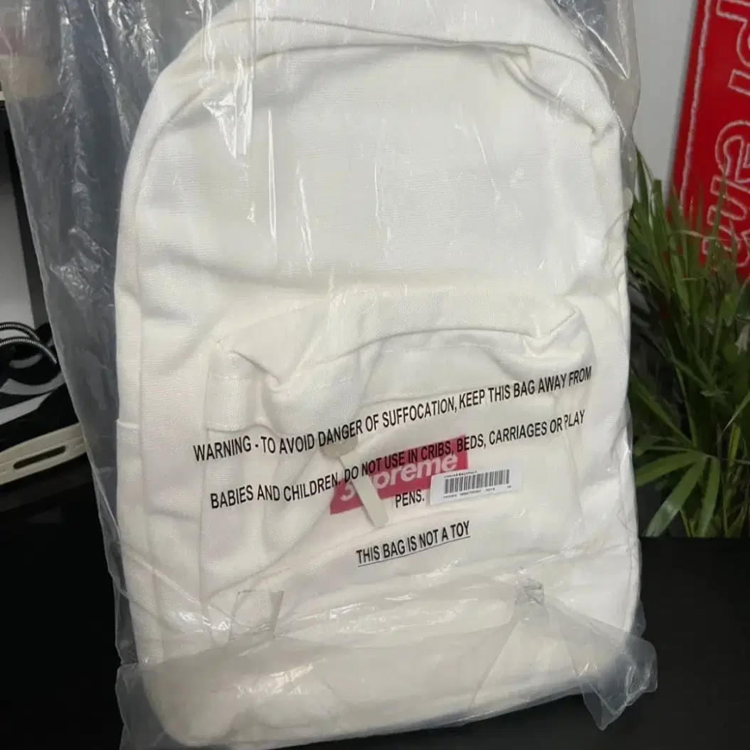 Supreme White Canvas Box 로고백팩