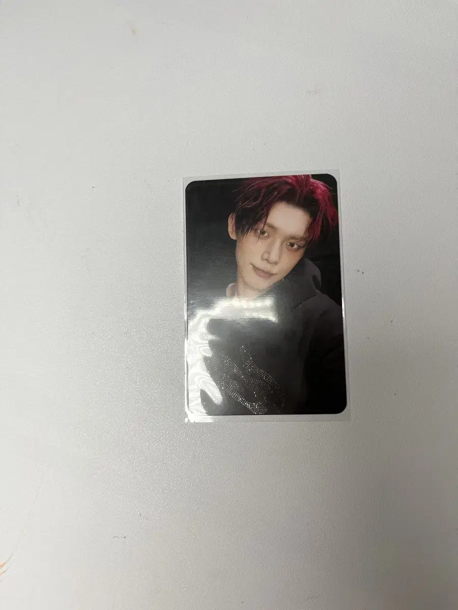 TXT yeonjun selling gum photo kards!