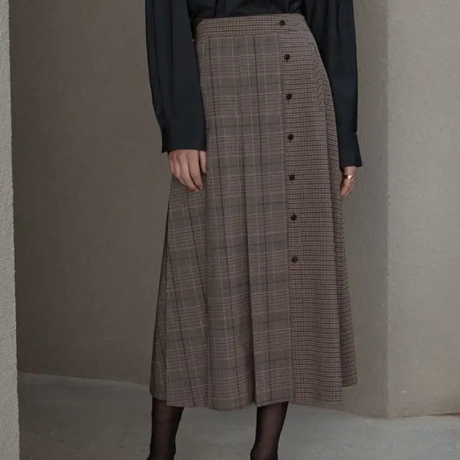 FRONTROW_Pleated Check Midi Skirt_2