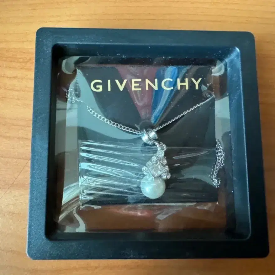 신상품 Givenchy 진주 목걸이 판매