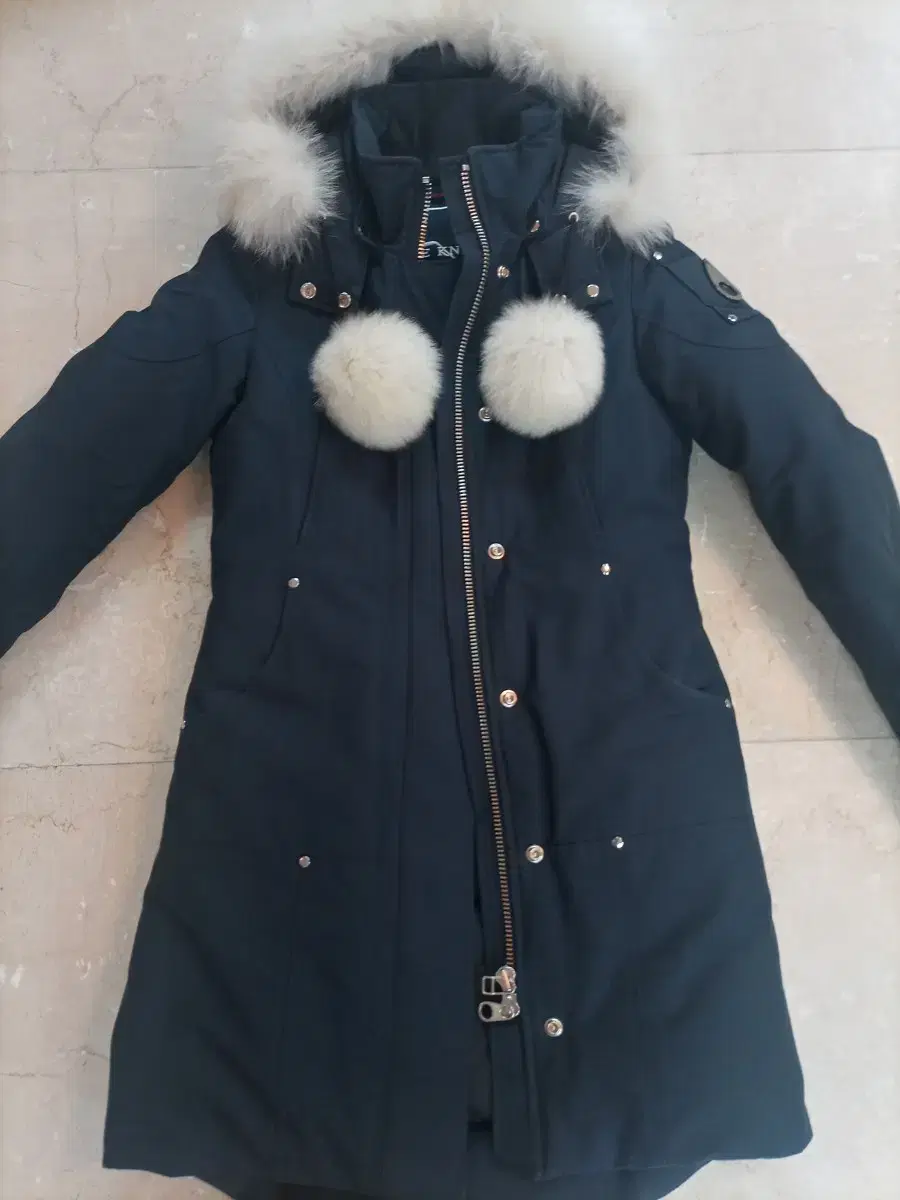 Knuckle steeling white fur navy padding (hangers and other accessories)