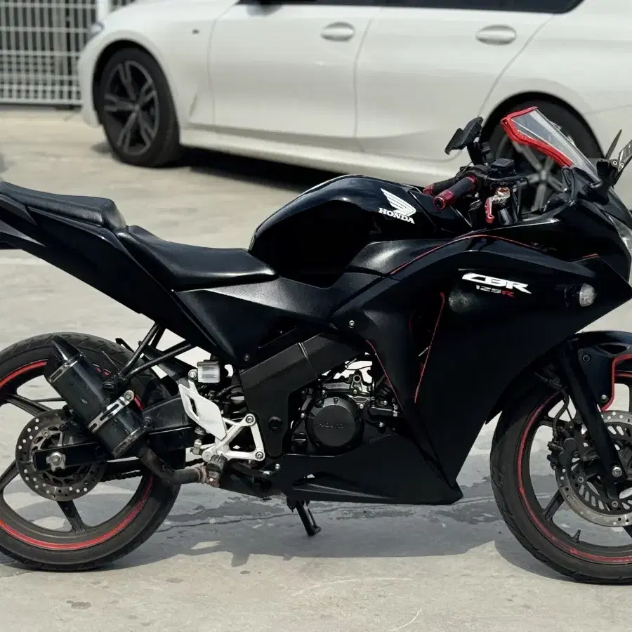 혼다 cbr 125cc 15년식 깔끔튜닝차량 판매합니다.