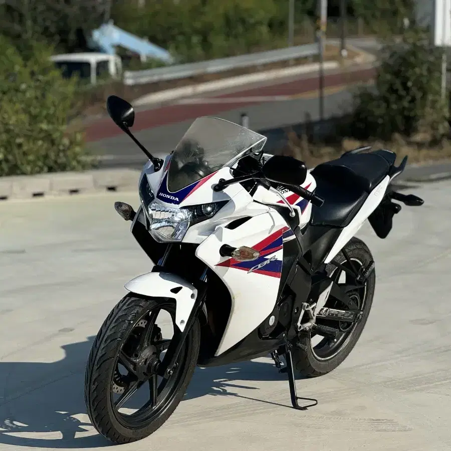 혼다 cbr125cc 건담모델 15년식 깔끔한차량 좋은금액에 판매합니다