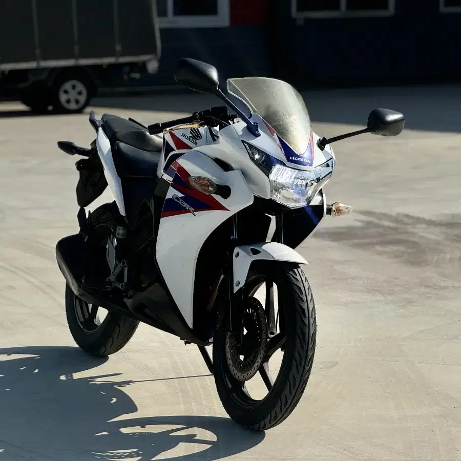 혼다 cbr125cc 건담모델 15년식 깔끔한차량 좋은금액에 판매합니다