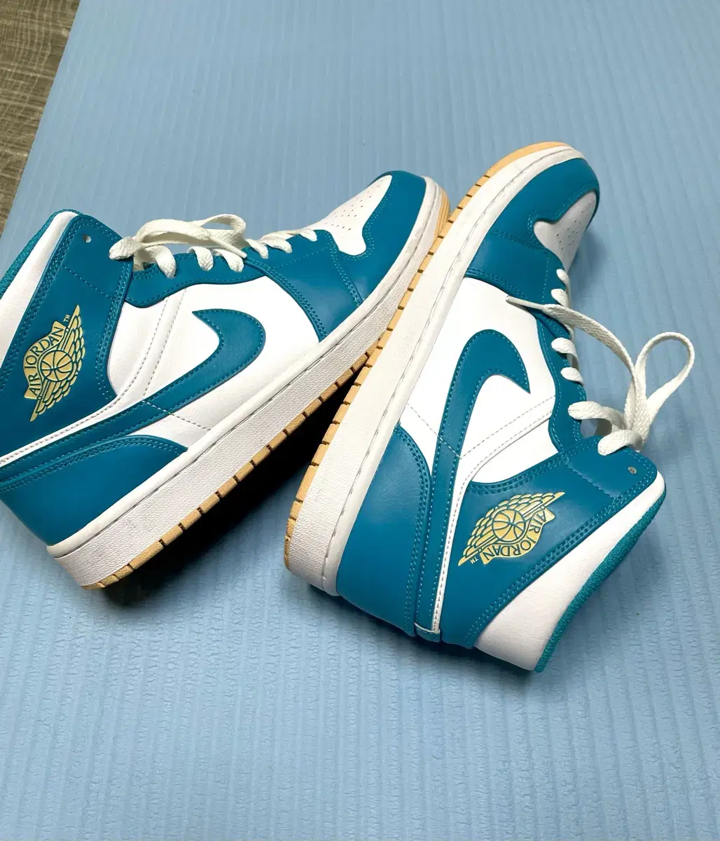 Jordan 1 Mid Aquatone