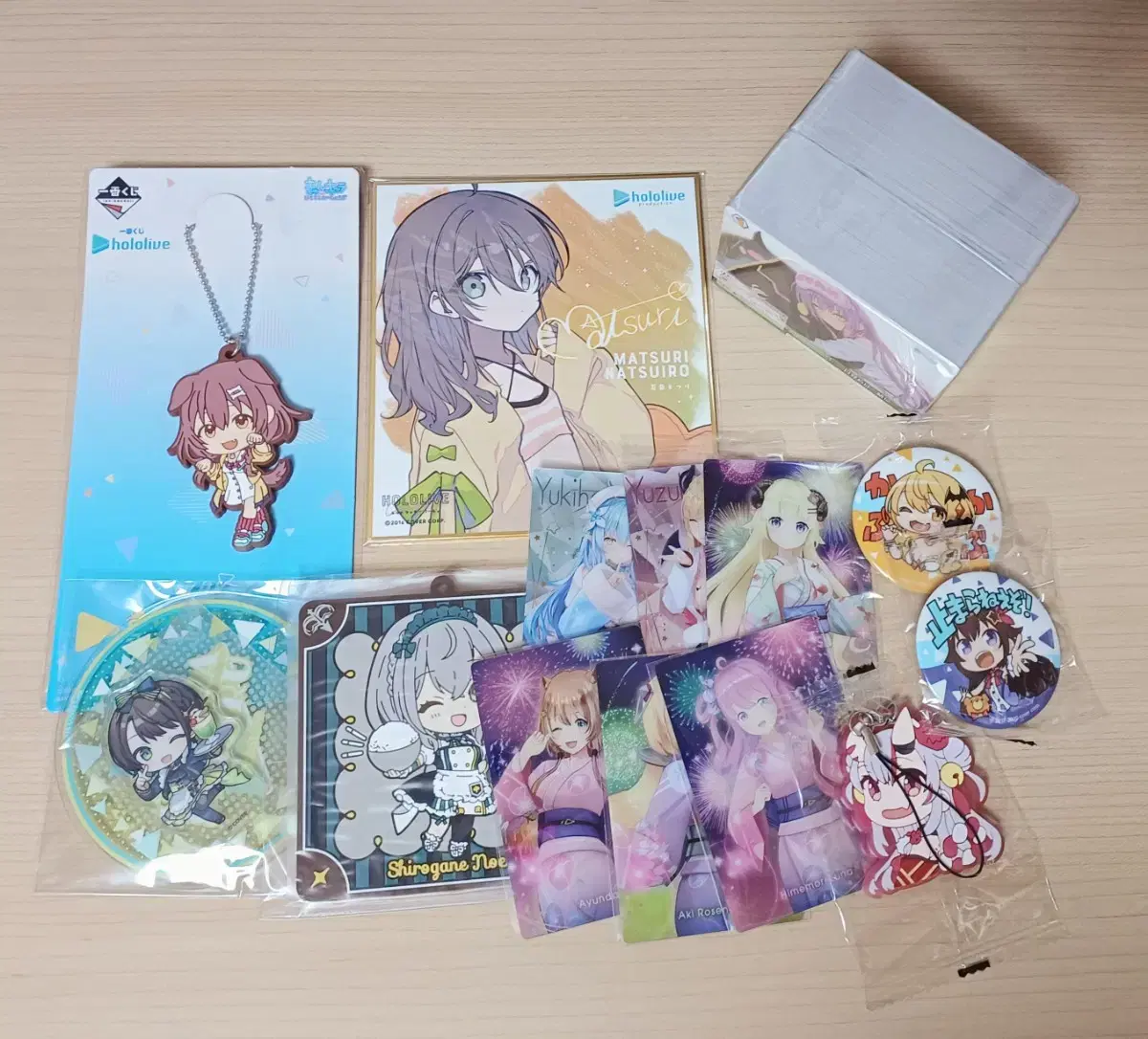 HoloLive merchandise bulk (Schwartz can badges, etc.) 10