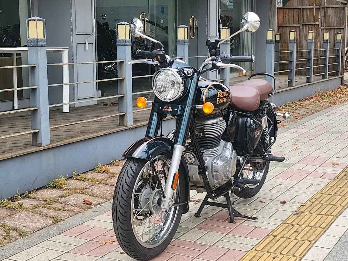 2022년식 로얄엔필드 클래식350  4000KM 판매합니다.