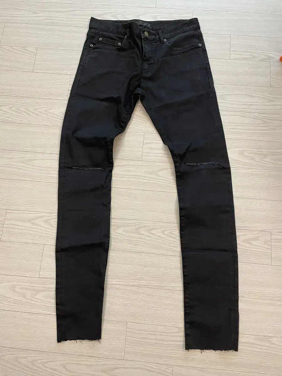 Crop-cut denim pants black