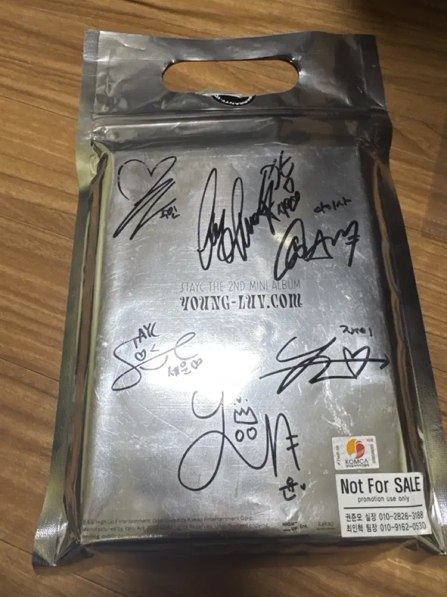 Stayc's autographed signature, l.