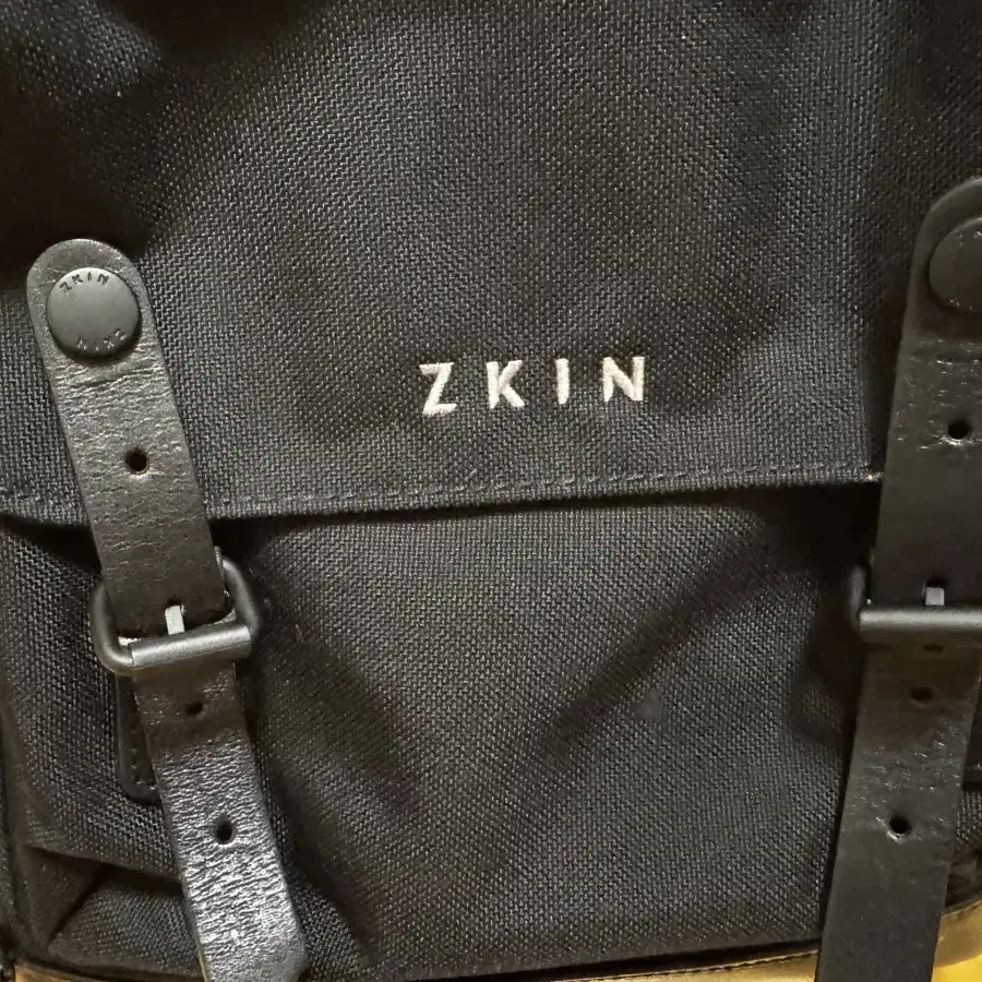 지킨 zkin 카메라 백팩 가방입니다