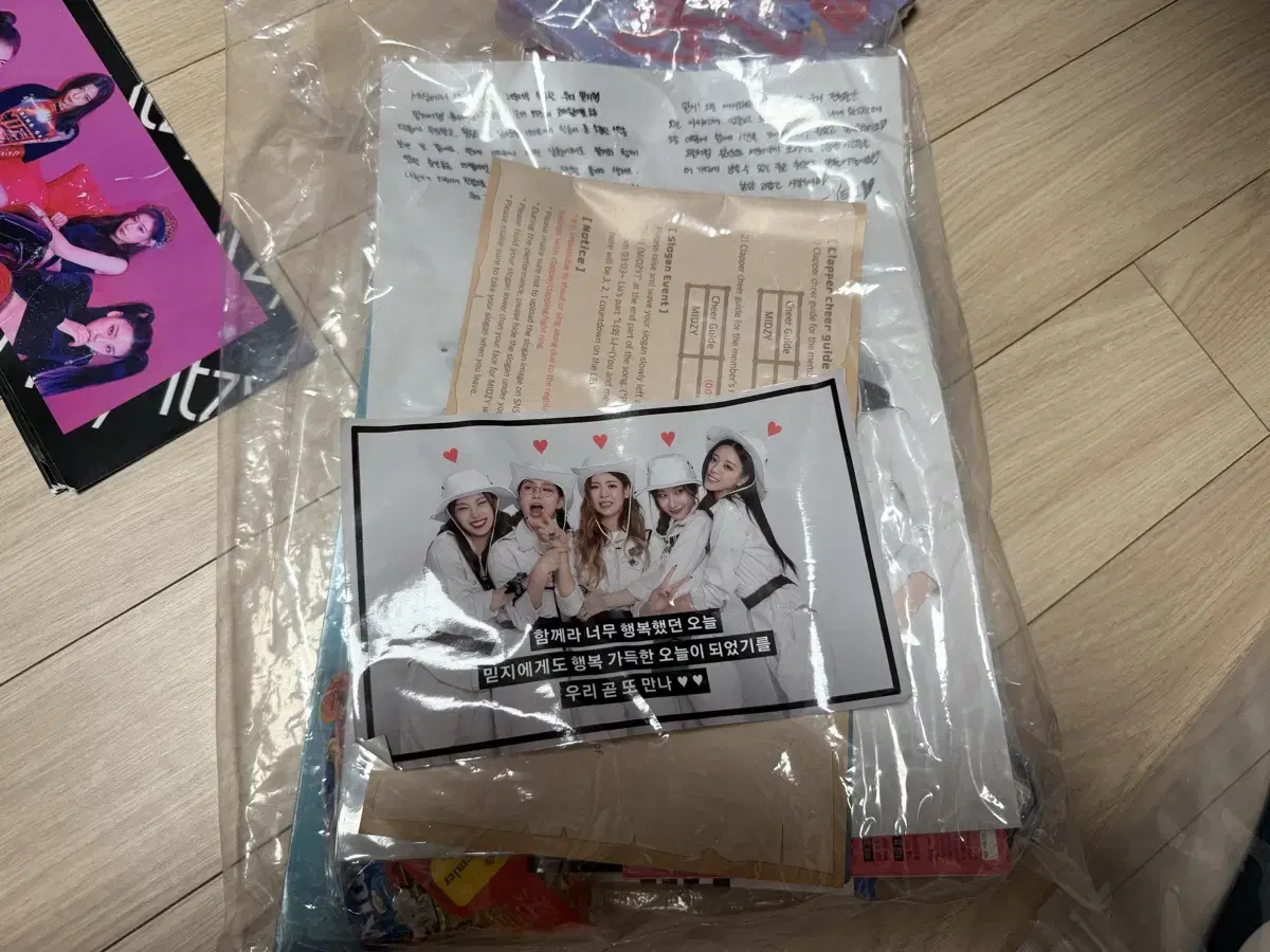 Itzy first fanmeeting giveaway