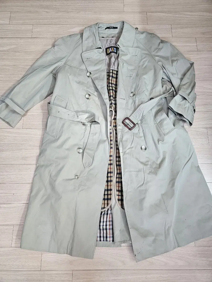 A nice Daks trench coat in good condition, 100 to 105.