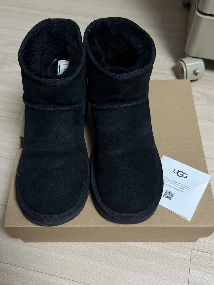 정품 미국 어그 부츠 ugg 미니 블랙 240 uk4 us7