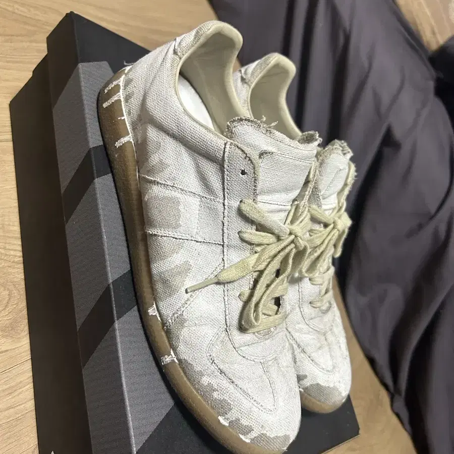 마르지엘라 페인팅 화이트 Maison Margiela Canvas Pai