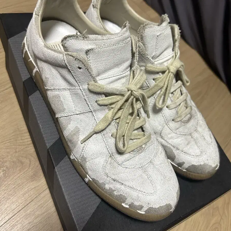 마르지엘라 페인팅 화이트 Maison Margiela Canvas Pai