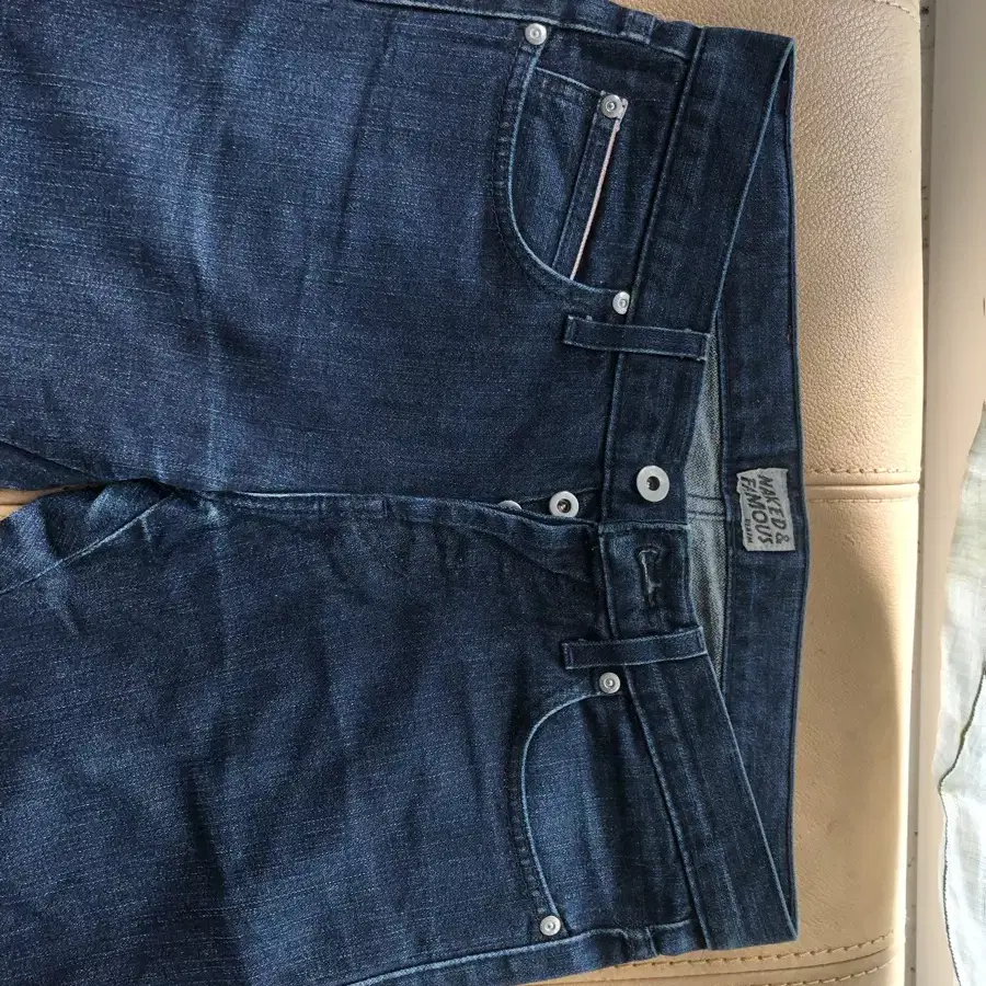 Naked Famous Jeans. 입니다.