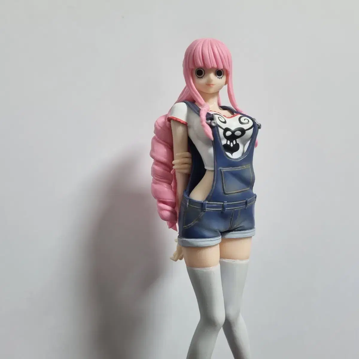 I'm selling ONEPIECE Perona figures.