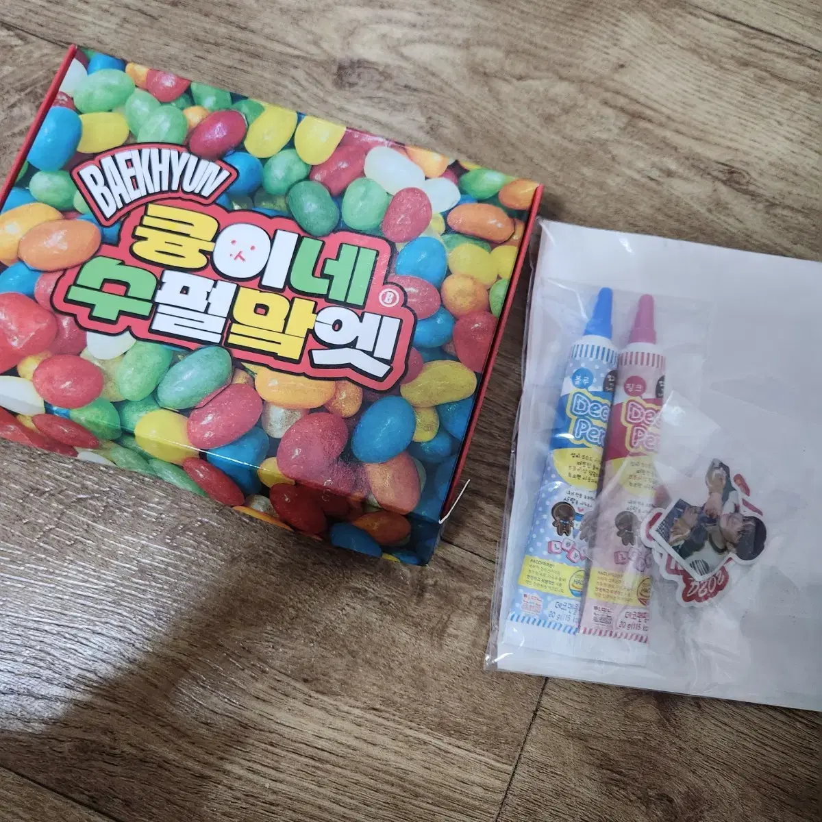 Baekhyun unsealed his gift from the pastry partyo