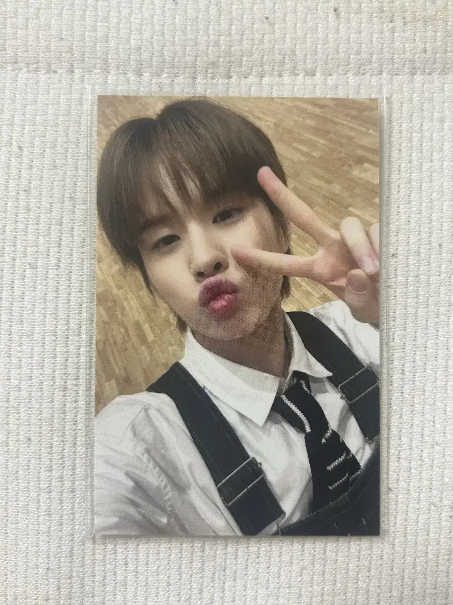 TWS Sparkling Bloo Week 4 broadcast photocard Kyungmin