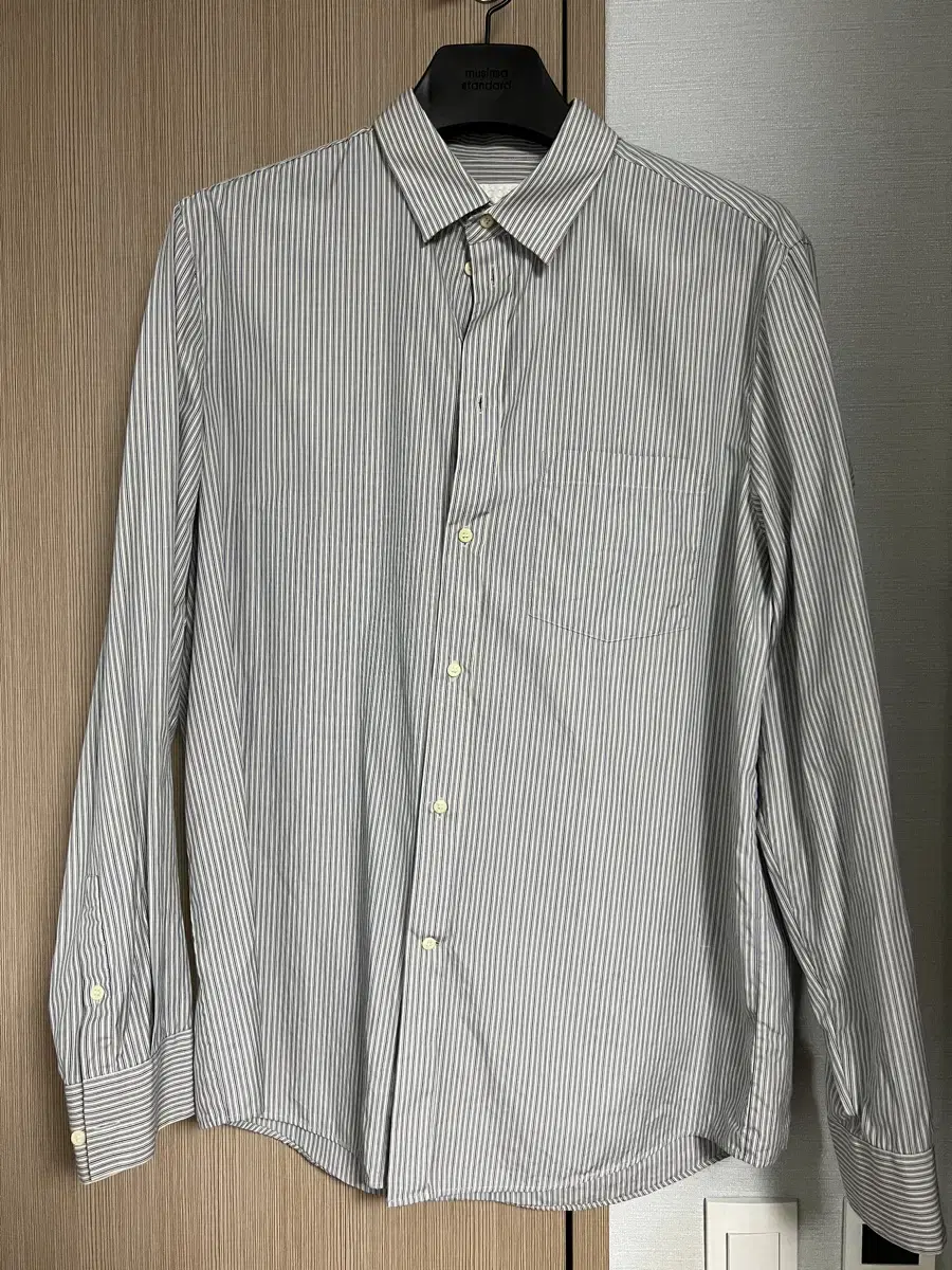 [42][105]COS sells poplin striped shirts.