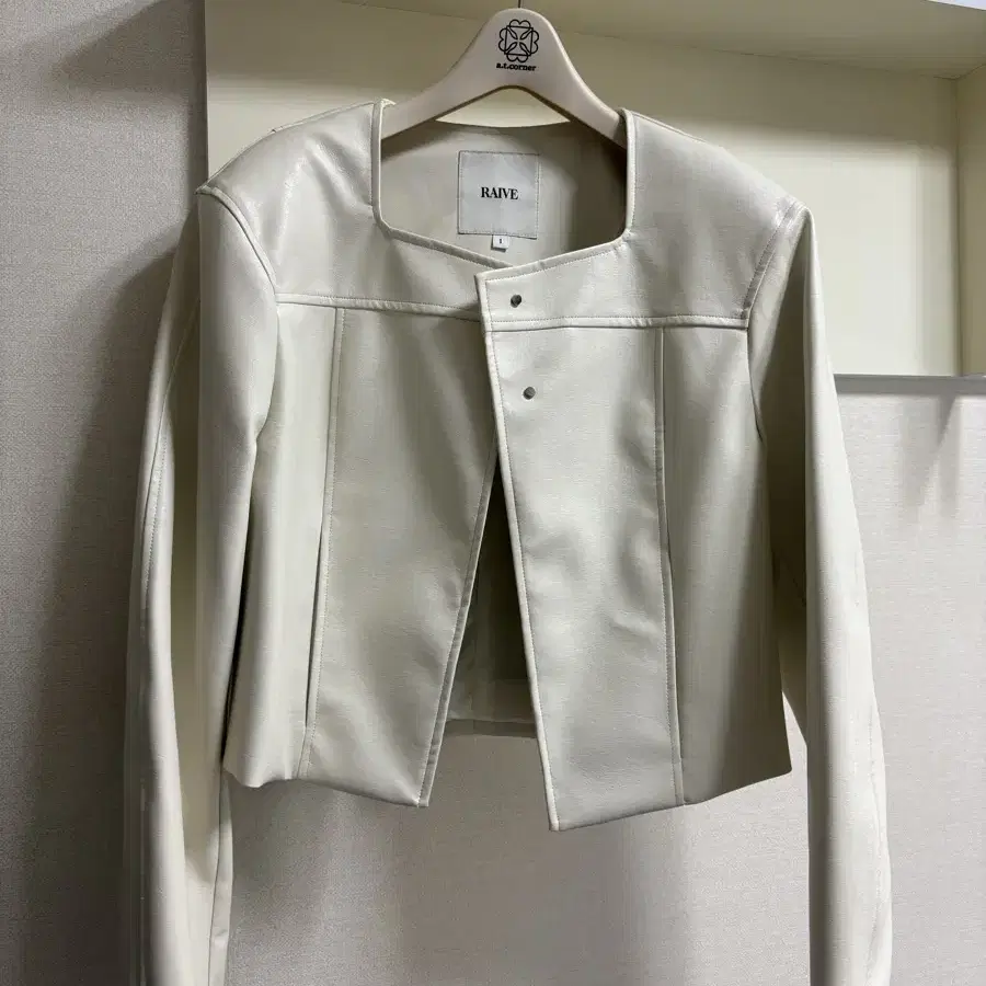 레이브 크림 레더 자켓(Non-collar Crop Jacket in C