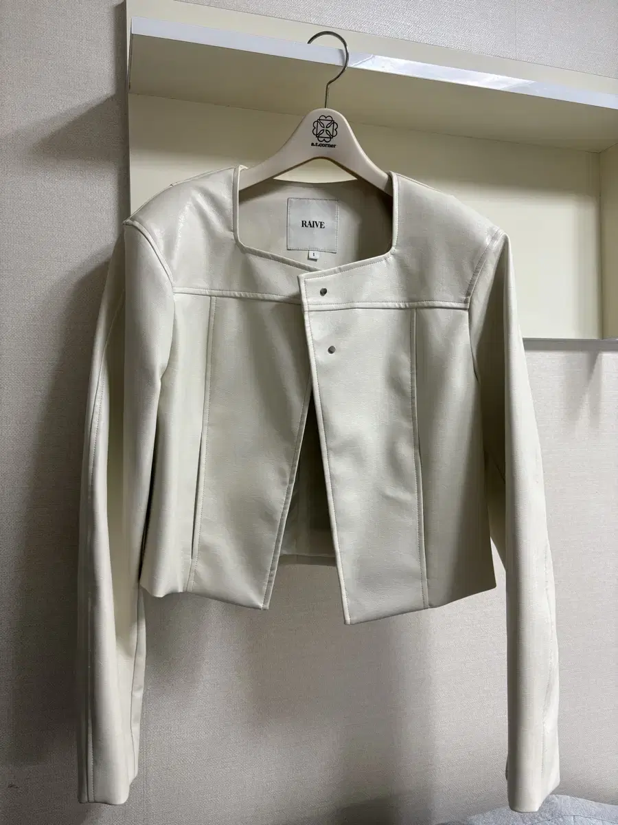 레이브 크림 레더 자켓(Non-collar Crop Jacket in C