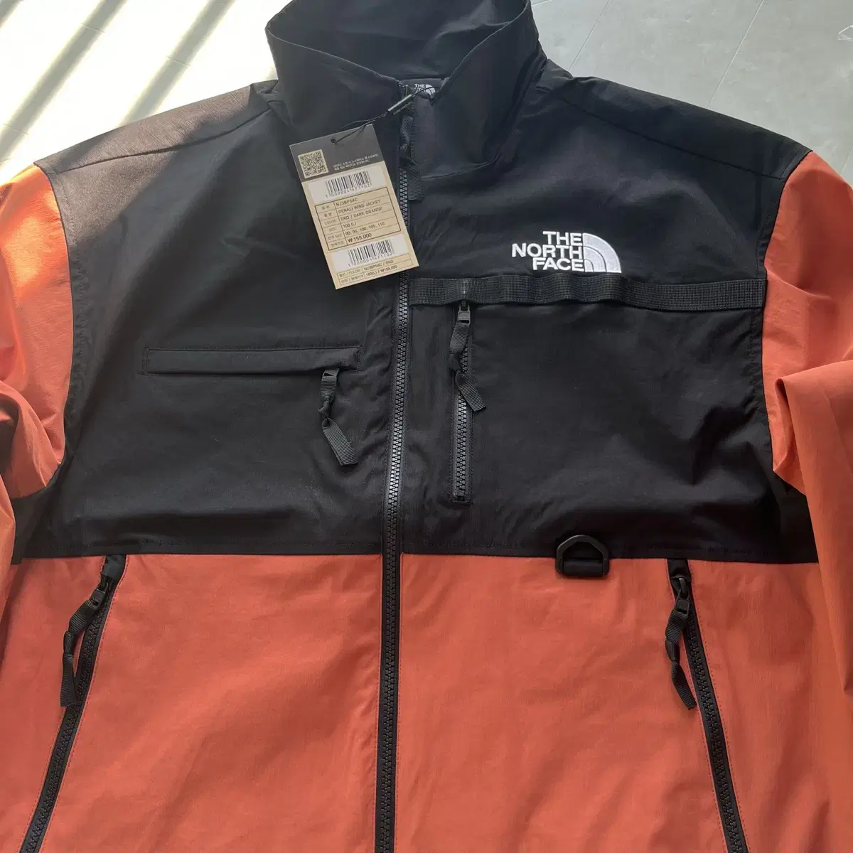 New(L) The North Face Wind Jacket Dark Orange