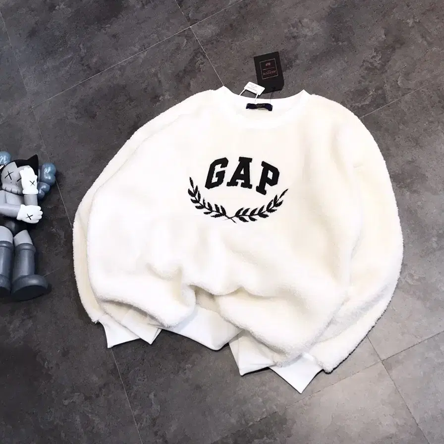 gap 자수 스웨이드 맨투맨