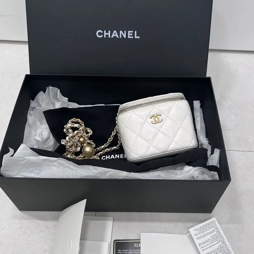 정품 CHANEL 샤넬 화이트 램스킨 베니티 골드볼 크로스백 31번대